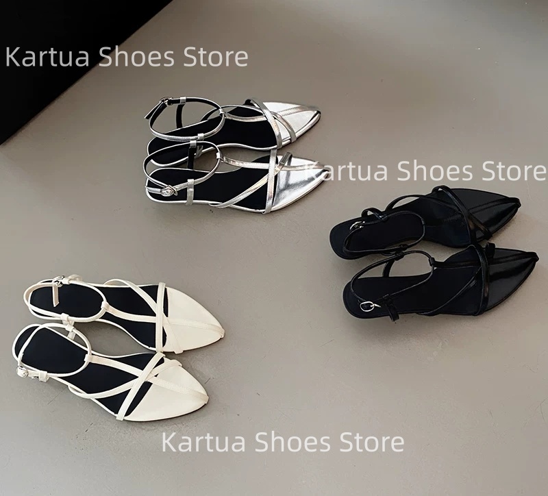 Leather Classic Strap - รองเท้าส้นแบนแบบสวมเปิดส้นสำหรับผู้หญิง หนังแก้วสีดำ ดีไซน์สายคาดไขว้ แต่งลายหรูหรา สไตล์คลาสสิกสำหรับสุภาพสตรี